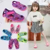 Sandalias para Niñas 2025 Primavera/Verano Nuevo Estilo Zapatos Deportivos de Playa Cerrados para Niños Zapatos de Agua para Niños Color Caramelo Zapatos de Exportación