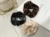 Lindo Juego de Gomas para el Cabello Florales Dulces, Scrunchies Grandes, Gomas para el Cabello Estilo Coreano con Borde Cuadriculado, Suministro para Tiendas de Accesorios, Directo de la Fábrica Fuente