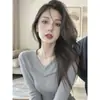 Suéter de punto de alta gama estilo coreano con cuello en V, capa interior tejida, top ajustado para mujer de otoño e invierno, elegante y extremadamente hermoso