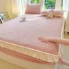 2026 Nova Classe A 200g Espessado Leite Fleece Renda Lençol de Elástico Estilo Coreano Estampado Acolchoado Roupa de Cama Protetor de Colchão
