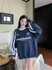 [Em estoque de fábrica] Moletom com Gola Redonda em Cor Contrastante Feminino Outono e Inverno 2024 Novo Casual Solto Comprimento Médio Top Esportivo
