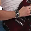 Pulseraancha de Cuero Multicapa de Moda Europea y Americana con Remaches Únicos y Audaces de Calavera, Accesorios de Pulsera Punk para Street Dance, Joyería Punk