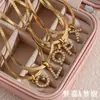 Joyería Popular Transfronteriza Europea y Americana con Colgante de Letra para Mujer Acero Inoxidable Chapado en Oro de 18 Quilates Cadena de Serpiente Plana Collar con Letra de Perla