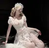 El nuevo vestido de sirvienta puro y seductor de Gino presenta un diseño sexy de malla con pecho transparente, cintura de corsé y caderas al descubierto, creando un look de uniforme seductor.