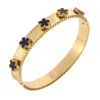 Directo de fábrica europeo y americano transfronterizo parche de acero de titanio hebilla de trébol de cinco hojas pulsera moda sentido de alta gama pulsera chapada en oro venta al por mayor