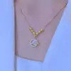 [Oro Real Chapado en Cobre] Collar de Acero Titanio Dorado Diseño Joker de Nicho para Niña Collar de Alto Grado Joyería Clásica