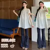Conjunto Maternidade: Doce Blusa Vestido Branco de Manga Bufante First Love, Vestido Branco de Verão com Gola Boneca Linha A, Calça Flare