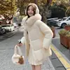 Casaco de inverno com enchimento de plumas e capuz, espessado para calor extra, com uma gola grande de pelo sintético, design de comprimento médio e cor marrom-amarelada, adequado para figuras petites