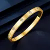Nuevo producto transfronterizo: Pulsera de Acero Fundido con Forma de Corazón para Mujer, Sensación de Lujo Ligero, Moderna, Sencilla, Versátil, Pulsera que No se Desvanece