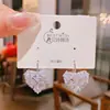 Hebilla de Oreja de Cristal Amorosa Sentido del Diseño Nueva Moda 2025 Nicho Elegante Sentido de Alta Gama Pendientes Corazón de Melocotón Pendientes para Mujer