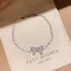 Pulseira com Fecho de Garra e Pingente de Laço de Zircônia Estilo Europeu e Americano de Luxo Leve com Design Único, Acessório de Mão Exquisito e Versátil
