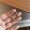 Brincos Redondos Geométricos Torcidos de Agulha Prateada, Modernos, Simples e Versáteis, Brincos Estilosos, Brincos de Design de Nicho Personalizados para Mulheres