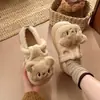 Chinelos de algodão para casa de desenho animado 2026, estilo slip-on, outono/inverno, novo design com motivo de ursinho de pelúcia, fofos e quentes, fofos