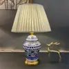 Lámpara de mesa de cerámica de porcelana azul y blanca estilo chino, iluminación decorativa para sala de estar y dormitorio, decoración del hogar retro y minimalista, hierro