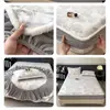 Lençol de Cama Ajustável de Veludo Leite com Padrão Esculpido, Capa de Cama com Cobertura Total de 360 Graus Meticulosamente Projetada, Antiestático, Grau Materno e Infantil, Macio e Quente