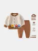 Conjunto de Tricô para Bebê, Estilo Primavera e Outono, Design de Carro de Desenho Animado, Macio e Amigo da Pele, Conjunto de Duas Peças de Cardigan de Algodão Classe A para Meninos e Meninas