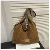 Bolso de Terciopelo de Piel de Ciervo para Mujer 2025 Nuevo Mate Retro Moderno Ropa de Trabajo Bolso de Mano Versátil Bolso Tote de Hombro de Gran Capacidad