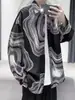 Camisa drapeada con diseño de patrón abstracto para hombre, estilo coreano, holgada, informal, personalizada, estilo Duffian, elegante, de manga larga, con estampado de tendencia