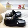 Sapatos perfurados estilo Birkenstock em EVA com botões de concha criativos, DIY, respiráveis e confortáveis para passeios de verão, chinelos femininos fechados com sola grossa EV
