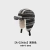 Gorra estilo japonés con rayas Lei Feng para mujer, cálida en invierno para proteger los oídos, a prueba de frío, forrada de polar, engrosada, con correas, gorra casual gruesa versátil de pico de pato
