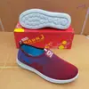 Zapatos de tela estilo Pekín antiguo para otoño e invierno para mujer, Zapatos deportivos casuales sin cordones, Ligeros y transpirables para mamá, Al por mayor en stock