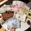 Camiseta básica de alta calidad para niños para otoño e invierno, linda camiseta básica estampada de dibujos animados engrosada de terciopelo de proteína con cuello medio alto