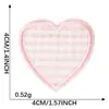 Venta al por mayor desde la fábrica de origen: Parches bordados de cuadros con forma de corazón termoadhesivos, insignias bordadas decorativas y parches de tela bordados para bolsos