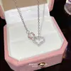 Colar de Aço Titânio com Fecho Concêntrico Inspirado em Design para Mulheres, Pingente de Luxo com Diamantes Inteiros, Gargantilha de Nicho de Alto Padrão, Corrente para Clavícula Coração a Coração