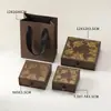 Caja de joyería de estilo lujoso con relieve y decoración de pan de oro, con cajones, disponible en varios tamaños, adecuada para pulseras, pendientes y collares; viene como un set de regalo con una bolsa de transporte