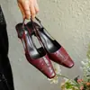 Llegada Nueva Verano 2024 Sandalias de Tacón Alto de Piel de Oveja para Mujer Color Rojo Vino Francés Punta Cuadrada Espalda Descubierta Tacón Grueso Estilo Retro Elegante