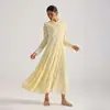 Toma Real de un Vestido de Encaje Estilo Palacio con Elaborados Adornos Florales Tridimensionales y Mangas Largas