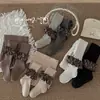 Leggings para Niña Estilo Nuevo Primavera y Otoño 2026 con Rayas Verticales y Adorno de Encaje, Mallas para Bebé para Uso en Exteriores, Leggings para Niños