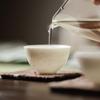 Taza de té pequeña de porcelana blanca Chaoshan Kung Fu Tea porcelana jade grasa de oveja hecha a mano relieve Pino Bambú Ciruelo taza de té juego de té kung fu