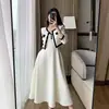 Conjunto de vestido de suspensório de duas peças para mulheres, novo estilo francês outono 2026, acinturado, efeito drapeado, casaco curto de manga longa, traje elegante de senhora