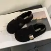 Moda Outono/Inverno 2026 Feminino: sapatos peludos de sola macia com pelo integrado, estilo Birkenstock com fivela quente, sapatilhas forradas de fleece