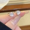 Pendientes sencillos con forma de ojo de gato, pequeños, geométricos, con hebilla en la oreja, elegantes y de estilo nicho para mujer, de alta gama.
