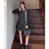 Conjunto de punto de estilo coreano inspirado en lo vintage para mujer, un nuevo atuendo casual y elegante para otoño/invierno, completo con una bufanda - un conjunto de tres piezas