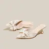 Zapatillas de Media Punta con Lazo de Pedrería Estilo Francés Ropa de Exterior para Mujer 2025 Nuevas Sandalias Baotou de Tacón Delgado y Alto con Punta y Perla