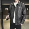 Estação de primavera e outono, jaqueta de couro masculina moderna e estilosa com gola lapela, exalando uma vibe sofisticada e descolada, jaqueta de couro casual, sobretudo curto masculino