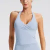 Top de yoga cruzado estilo europeo y americano con cuello halter y sujetador incorporado, cuello en V, ropa deportiva para fitness, diseño sin espalda, top de yoga con sensación de segunda piel para mujer