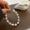 Pulsera de titanio con perlas de imitación barrocas, no se decolora, para mujer, lujo ligero, diseño de moda europeo y americano, joyería nueva de alta gama