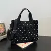 Bolsa de lona tipo tote con estampado de lunares pequeños, base blanca suave, mismo estilo que los influencers, multi-bolsillo, almacenamiento por capas, correa cruzada ajustable, bolsa pequeña