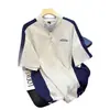 Camiseta de Manga Corta con Cuello Alto y Bloques de Color Estilo Retro Americano para Hombre en Verano Diseño Holgado Tops de Nicho Bordados en el Hombro Derecho para Hombre