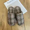Novas Pantufas de Algodão Baotou Outono e Inverno Casal Casa Interior Femininas Silenciosas Antiderrapantes Tecido Base de Pano Pantufas de Chão Masculinas