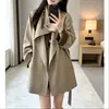 2026 Nuevo Gabardina Khaki de Alta Gama para Mujer Corta Petite Holgada Adelgazante Estilo Británico Chaqueta con Cinturón para Mujer