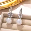 Brincos de zircônia de cinco pétalas de nova moda requintada para comércio exterior transfronteiriço, brincos de pérola artificial com atmosfera de temperamento para senhoras