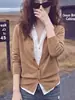 Cardigã de malha cáqui falso de duas peças com mangas compridas, único e bonito, top fotogênico, design de outono feminino, moda de nicho