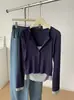 Camiseta de manga larga con botones estilo coreano, corte ajustado, efecto dos piezas, modelo nuevo fino y corto para otoño, hombros normales, top favorecedor para la piel para mujer