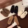 Sapatos Pantufas Peludos Versáteis de Plataforma com Salto Alto para Mulheres Uso Externo 2026 Inverno Nova Moda Plush de Lã de Cordeiro Bico Fechado Meia Pantufa