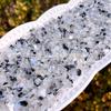 En stock Suministro de adornos de grava de luz de luna blanca natural, piedra de luna azul, migas de piedra, pecera, piedra de paisaje, decoración del hogar, mina Amoy